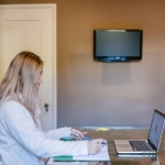 Спортсмен тренирует реакцию с помощью игровых автоматов онлайн