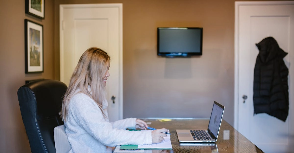 Спортсмен тренирует реакцию с помощью игровых автоматов онлайн